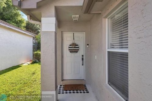 3017 179 Ave, Hollywood FL  33029-3054 exterior