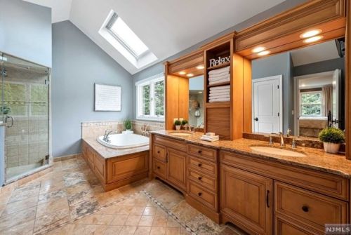 220 Allendale Ave, Allendale NJ  07401-1725 exterior