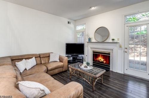 8 Four Oaks Rd, Bedminster NJ  07921-2054 exterior