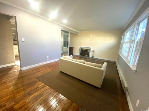 258 Steamboat Rd, Great Neck NY  11024-1634 exterior