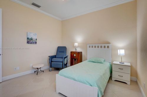 160 Saratoga Ave, Fort Pierce FL  34953-5974 exterior