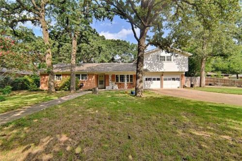 641 Post Oak Dr, Hurst, TX 76053-6515
