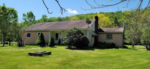 1250 Upper Mateer Rd, Vandergrift, PA 15690-8022
