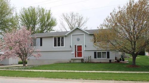 1301 Fayette St, Denver, IA 50622-9614