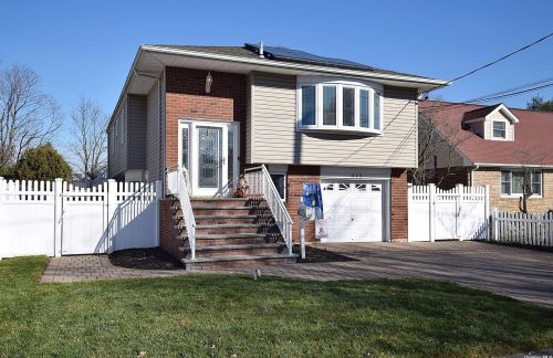 212 Evergreen Ave, Bethpage, NY 11714-1204