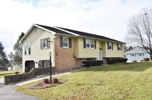 3828 Woodland Dr, Schnecksville, PA 18078-3148