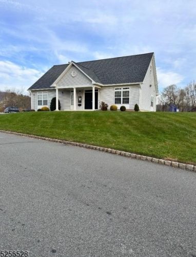 420 Chapman Ct, Hackettstown NJ  07840-1643 exterior