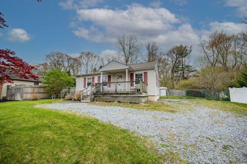27 Cynthia Ln, Center Moriches, NY 11934-2601