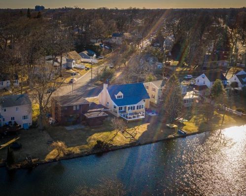 80 Tesiny Cir, Bridgeport, CT 06606-2821