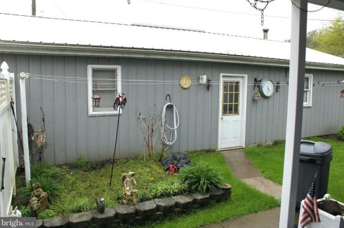 584 Main St, Barneytown PA  17052-9456 exterior