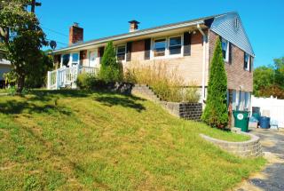 46 Driscoll Dr, Uncasville, CT 06382-1816