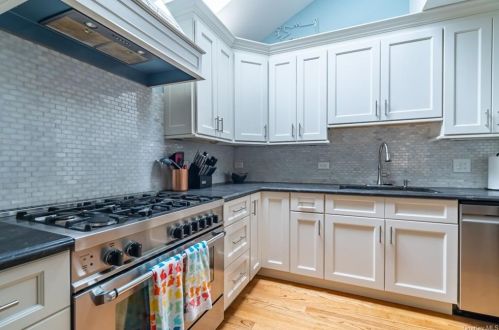 12 Brookwood Rd, New Rochelle NY  10804-1841 exterior