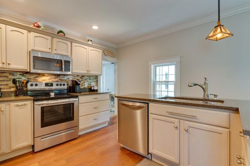18 Preble St, Dover, NH 03820-3119
