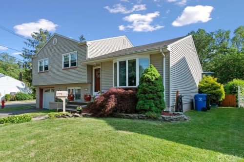 291 Park Dr, Woodbridge NJ  07095-0020 exterior