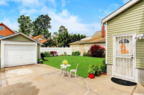 90 Mckee St, Floral Park NY  11001-1618 exterior