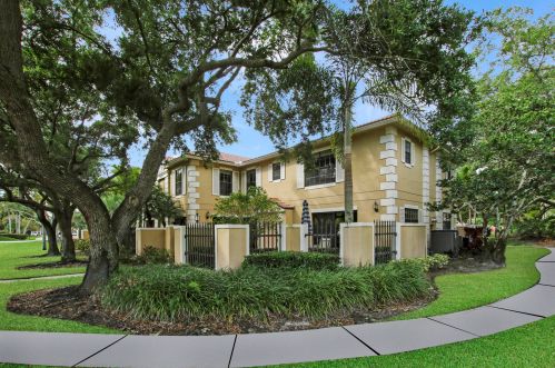 377 Prestwick Ln, West Palm Beach, FL 33418-8421