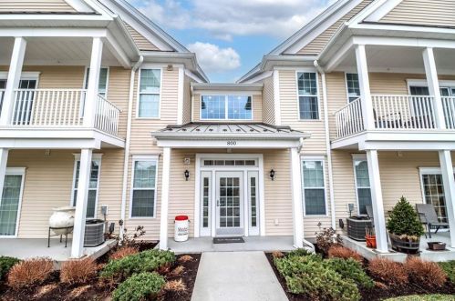 828 Center Meadow Ln, Danbury, CT 06810