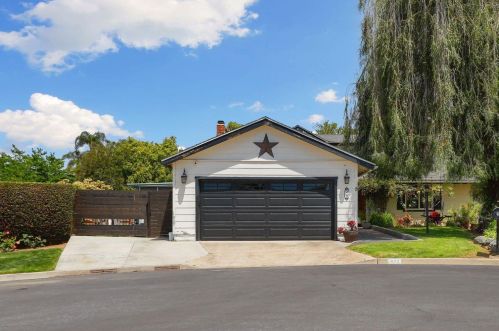 672 Crescent Ln, Vista, CA 92084-7032