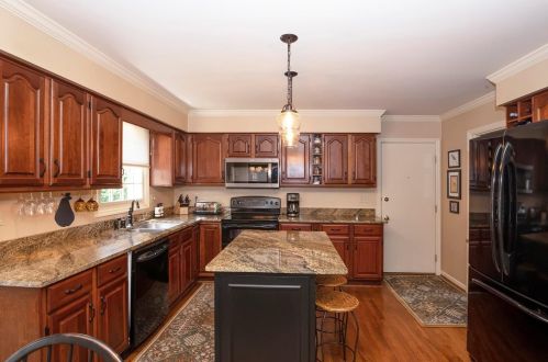 3321 Hammersmith Ln, Cincinnati OH 45248-2874 exterior