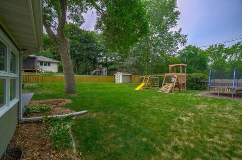 2475 Chatsworth St, Saint Paul, MN 55113-3315