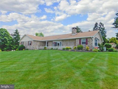 8 Temple Dr, Southampton, PA 18954-1932