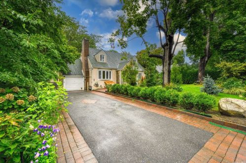 4 Vanderbilt Dr, Great Neck, NY 11020-1117