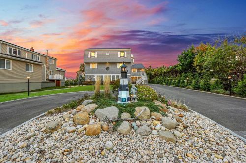 312 Grand Central Ave, Amityville, NY 11701-3709