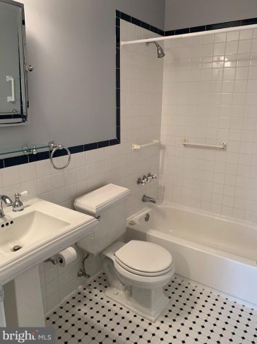 1019 Harbour Dr, Palmyra NJ  08065-1219 exterior