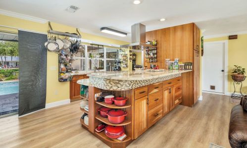7621 Lake Dr, West Palm Beach FL  33406-8739 exterior
