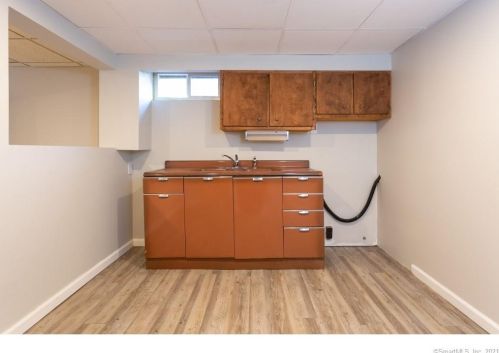 24 Hotchkiss Rd, Farmington CT  06032-2810 exterior