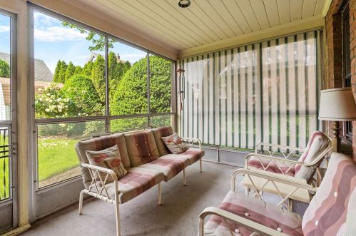 37 Mayfair Ave, Floral Park NY  11001-2546 exterior