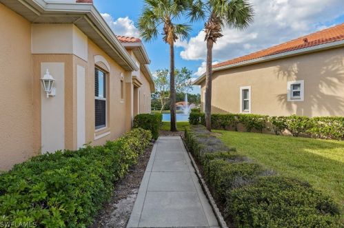 7934 Haven Dr, Naples, FL 34104-5855