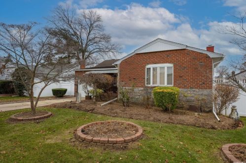 2670 Harvey Dr, North Bellmore, NY 11710-1314