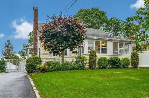40 Lou Ave, San Remo, NY 11754-1507
