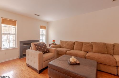 18 Springholm Dr, Berkeley Heights NJ  07922-2721 exterior
