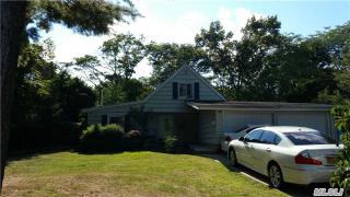108 Split Cedar Dr, Hauppauge, NY 11749-1627
