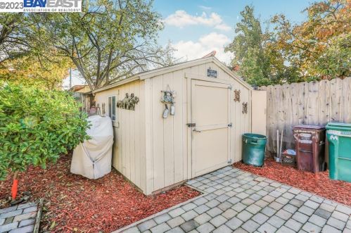 2708 Humboldt Ave, Oakland CA  94602-3635 exterior