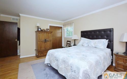 18 Hamilton Dr, East Brunswick NJ  08816-2709 exterior