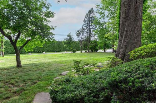 1093 Knollwood Rd, White Plains NY  10603-1100 exterior