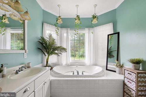 3098 Hamburg Rd, Edinburg VA  22824-3093 exterior