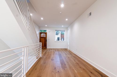 505 Mercy St, Philadelphia, PA 19148-2532
