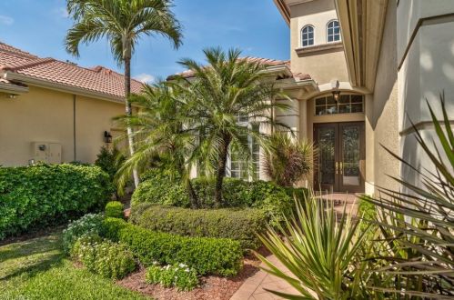 5597 Hammock Isles Dr, Naples, FL 34119-4692