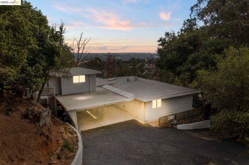 7574 Altura Pl, Oakland, CA 94605-3108