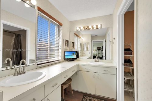 18126 61st Pl, Hialeah FL  33015-5601 exterior