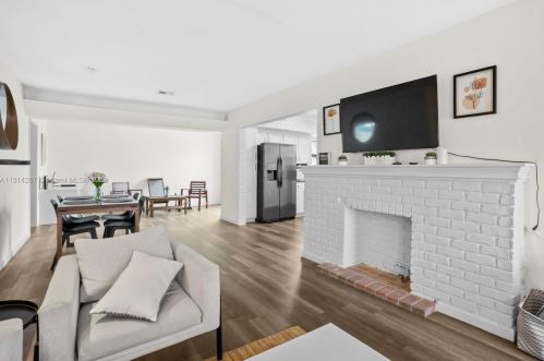 48 7 St, Dania Beach FL  33004-2306 exterior