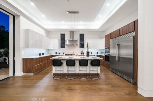 5128 Noble Ave, Van Nuys CA  91403-1376 exterior