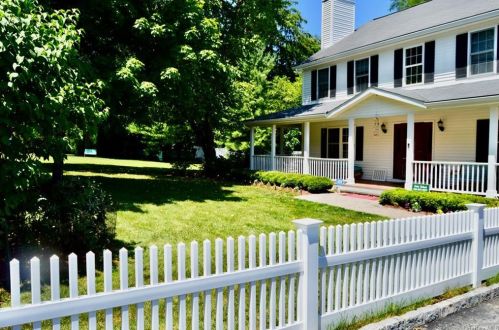 2 Drake Ln, White Plains NY  10607-2215 exterior