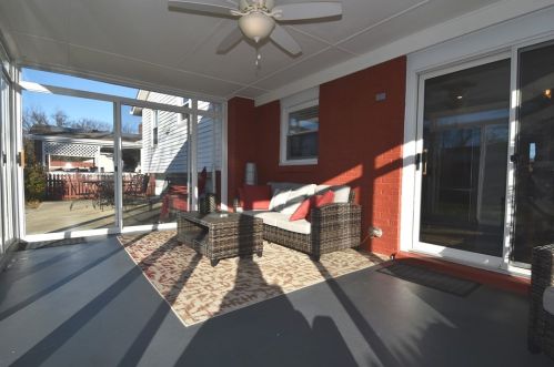 4669 Marina Dr, Whitaker PA  15120-2981 exterior