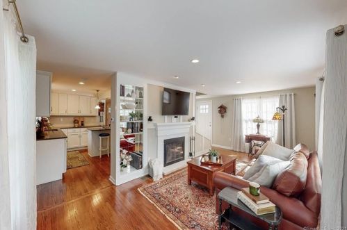 10 Spring Hill Rd, Southington CT  06489-1522 exterior