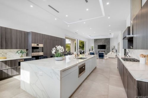 18067 Calvert St, Van Nuys CA 91316-1216 exterior